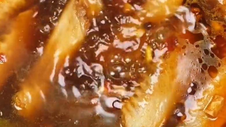红烧鸭翅,然后开大火煮开,大火煮开可以让汤汁更入味更鲜美