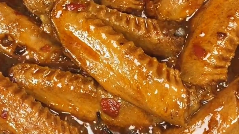 红烧鸭翅,最后我们改中火焖制一会然后收干汤汁,这样我们的鸭翅就做好啦。香气扑鼻忍不住想吃啦