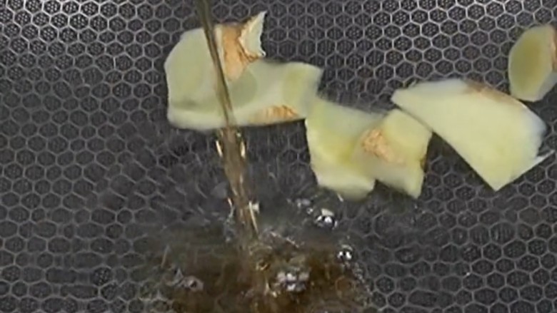 麻辣鸭翅,锅中倒入清水放入姜片和料酒,姜片不仅可以去寒气也可以有效的去除腥味,料酒虽然可以调味但不适合所有的菜只适合去除腥味的食材。料酒可以去腥解腻