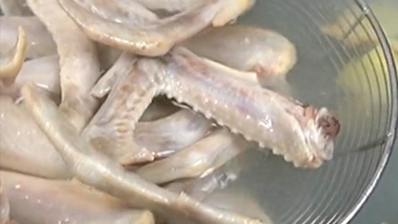 麻辣鸭翅,煮开后打掉浮沫捞出放入清水里洗干净,一定要在过一过凉水哦。这样鸭翅才能洗的更干净没有腥臭味和浮沫
