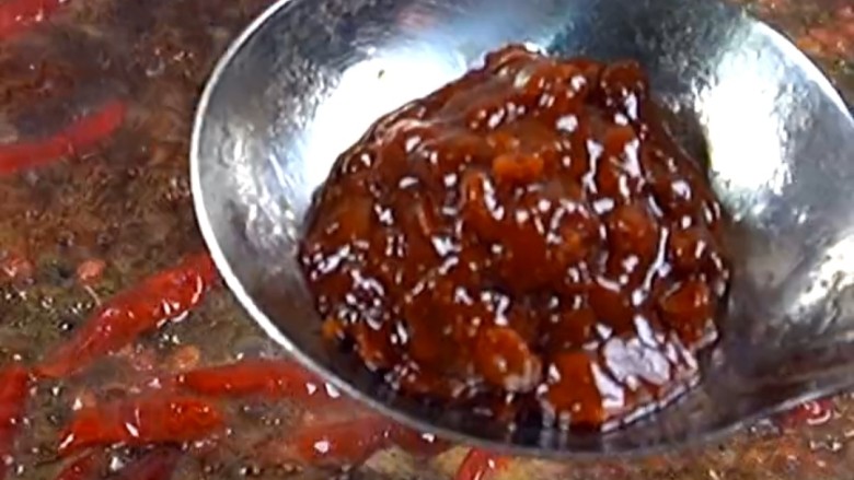 麻辣鸭翅,再加入半勺的黄豆酱。黄豆酱有浓郁的豆香味,而它的口感咸中带甜,平常它也可以直接吃