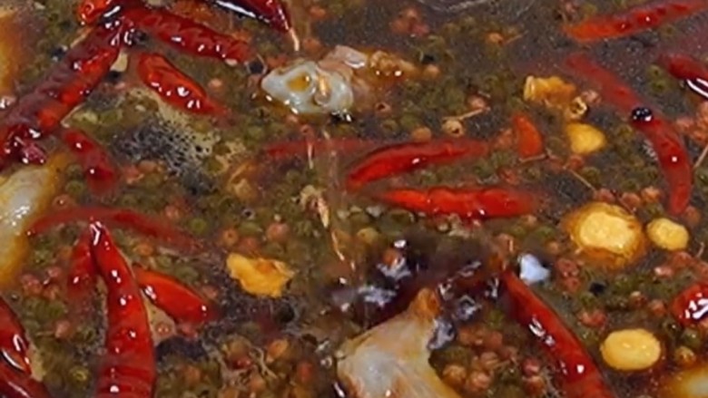 麻辣鸭翅,大火煮开后倒入鸭翅,然后加入适量的料酒和食盐然后开大火熬煮。煮至鸭翅香甜可口