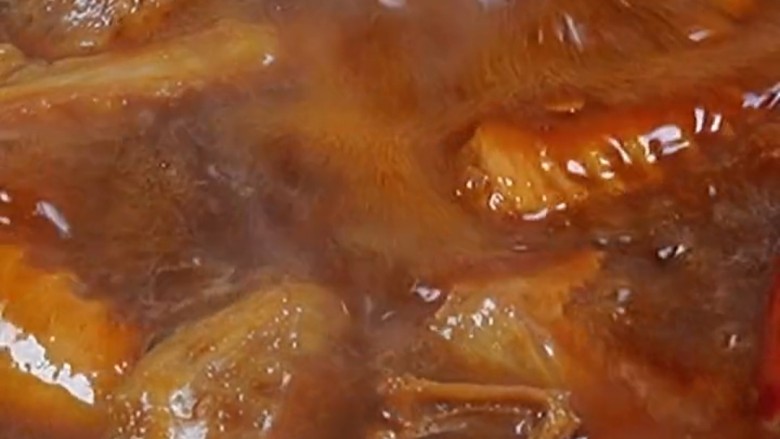 麻辣鸭翅,再次煮开后中火煮四十五分钟直至鸭翅入味,如果鸭翅不入味鸭翅就不够鲜美