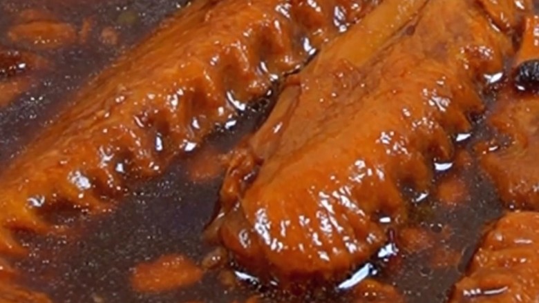 麻辣鸭翅,然后关火浸泡二十分钟,浸泡至鸭翅彻底入味之后即可捞出食用。这样我们的麻辣鸭翅就做好啦。开动啦