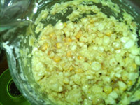 玉米粑粑,搅打至糖溶化,加入少量<a style='color:red;display:inline-block;' href='/shicai/ 156925'>水</a>