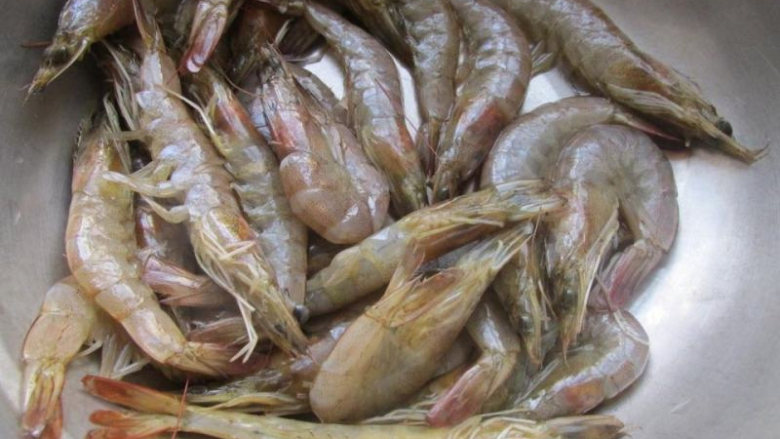 鲜香美味的麻辣香锅,一包料搞定,海虾洗净去掉虾枪和虾毛