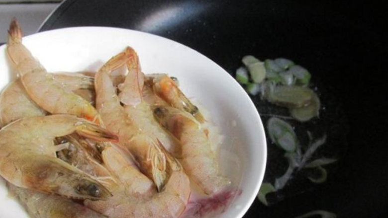 鲜香美味的麻辣香锅,一包料搞定,放入海虾