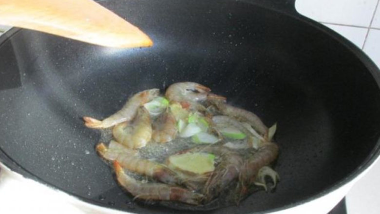 鲜香美味的麻辣香锅,一包料搞定,大火煸炒