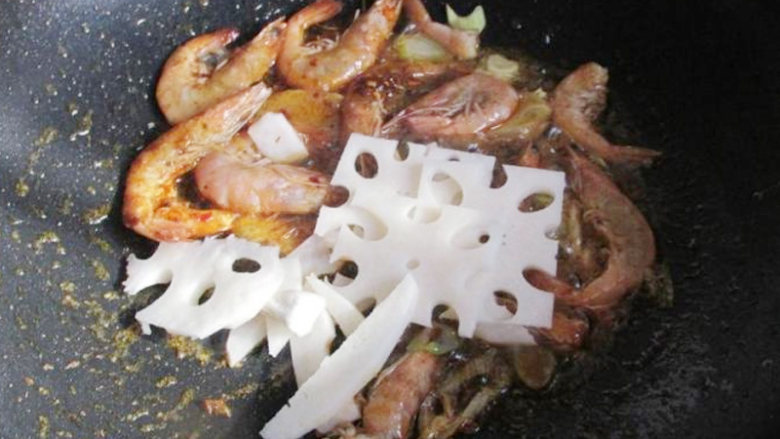 鲜香美味的麻辣香锅,一包料搞定,放入莲藕炒片刻