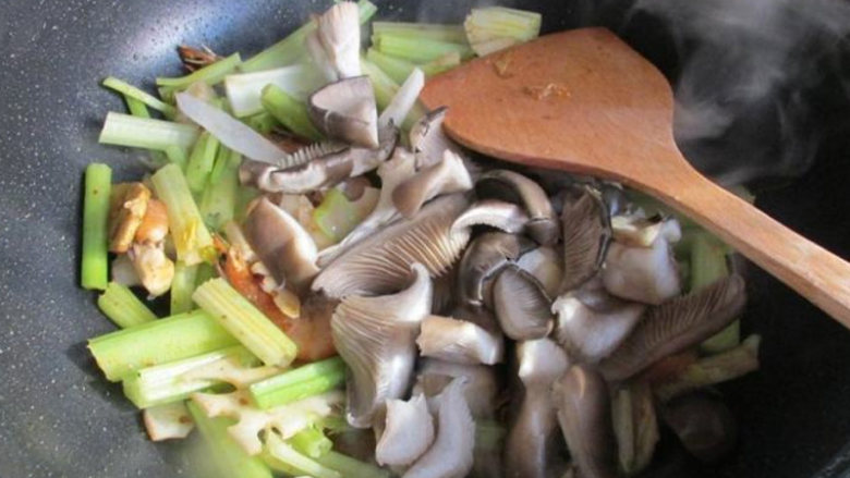 鲜香美味的麻辣香锅,一包料搞定,最后放入蘑菇炒匀