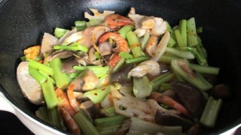 鲜香美味的麻辣香锅,一包料搞定,根据自己的口味放入盐调味即可