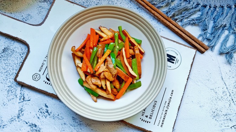 青椒炒豆干,美味下饭菜就做好了!
