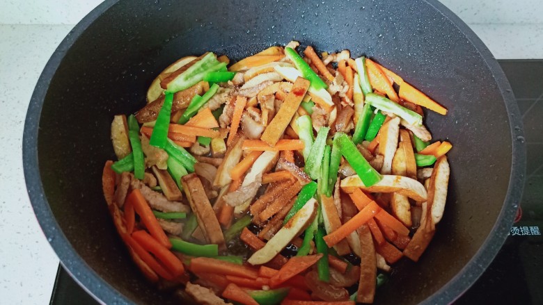 青椒炒豆干,加一点盐翻炒均匀即可出锅!