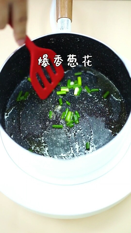 番茄牛小排汤,热锅刷油爆香葱花