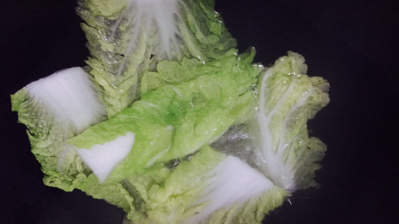白菜包肉,另外把白菜放入开水中,烫30秒左右