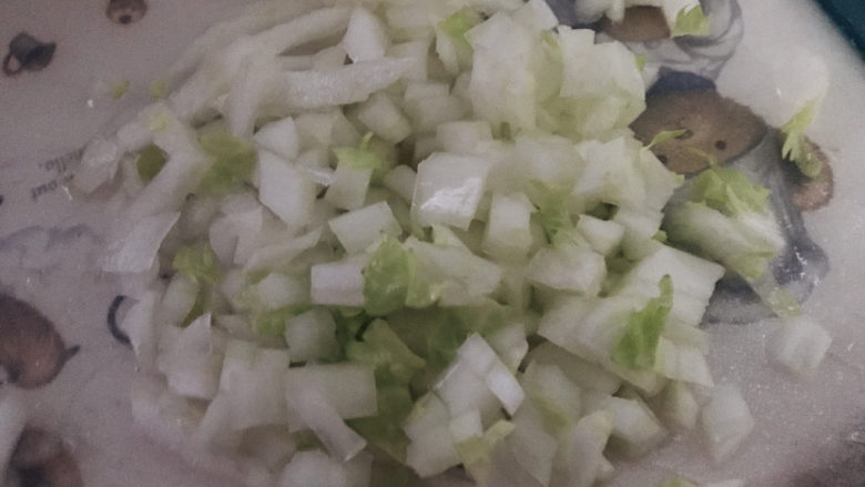 白菜包肉,梗不要浪费,切碎拌入馅中