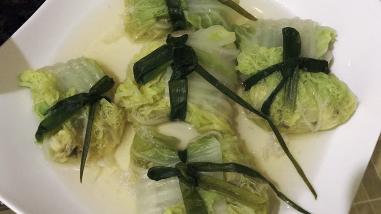 白菜包肉,蒸好后拿出,碟子里会留有一些汁