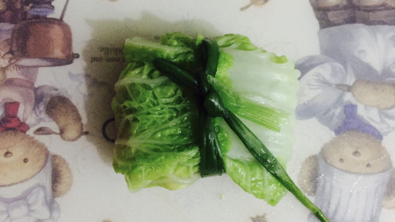 白菜包肉,再把两头包起来,然后用小葱绑起来