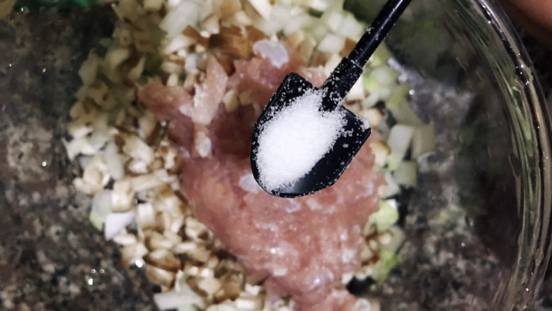 白菜包肉,所有馅放入碗中,加入一勺盐