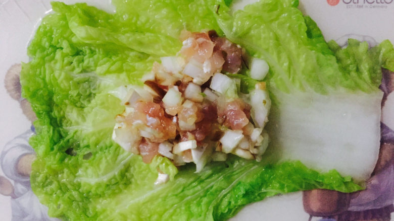 白菜包肉,把白菜平铺在砧板上,放入肉馅