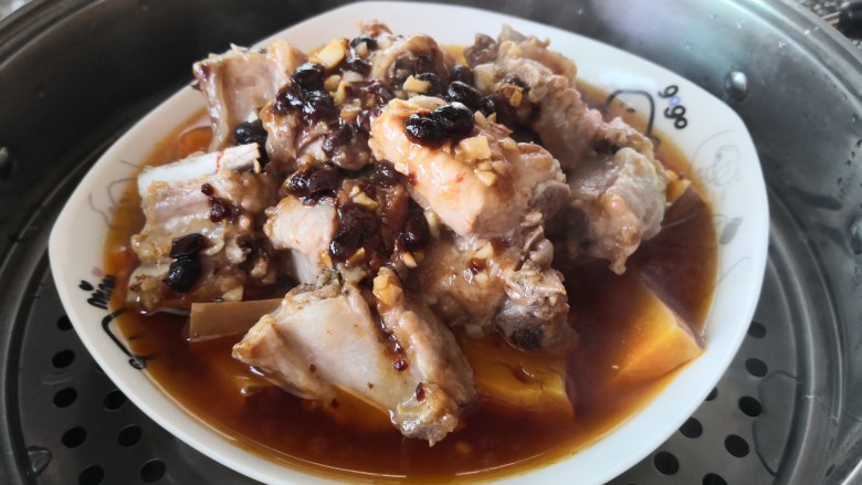 南瓜蒸排骨,时间到了,打开锅盖