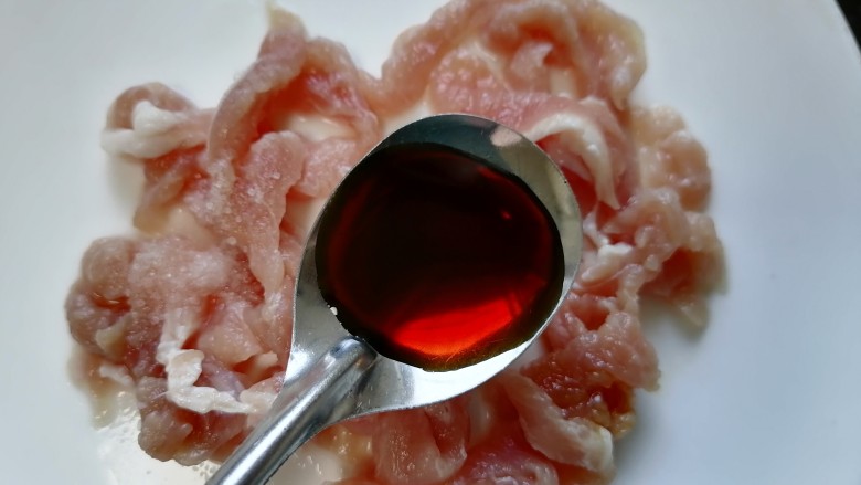 蘑菇炒肉,加入一勺<a style='color:red;display:inline-block;' href='/shicai/ 788'>生抽</a>将肉丝腌制十五分钟