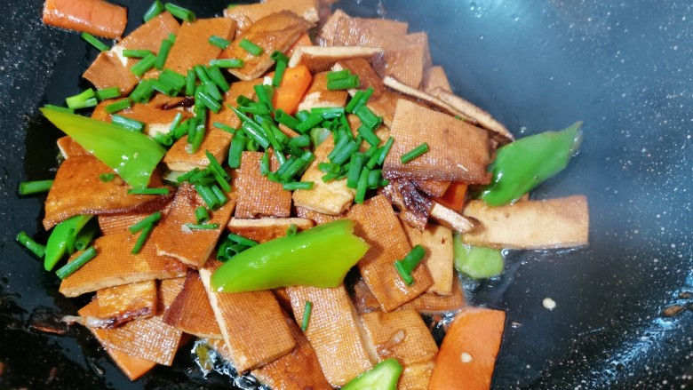 青椒炒豆干,最后撒上葱花翻炒均匀即可出锅