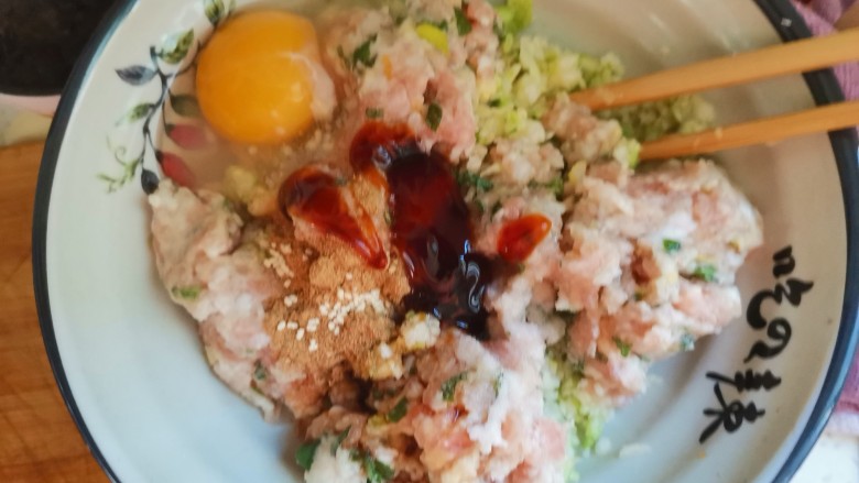 白菜包肉,加入到肉馅中,打入一个<a style='color:red;display:inline-block;' href='/shicai/ 9'>鸡蛋</a>,加入适量的盐,鸡精,饺子粉,蚝油,生抽,搅拌均匀备用
