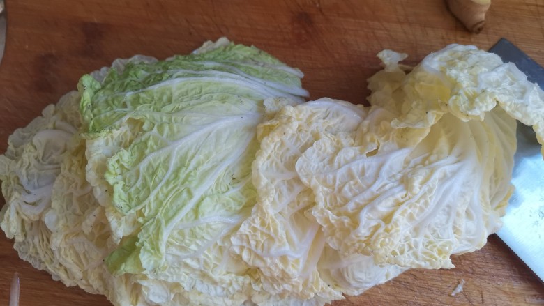 白菜包肉,白菜切掉白菜帮,留叶子,洗干净