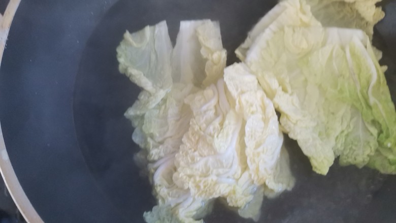 白菜包肉,锅中烧水,加入适量的盐和油,水开下入白菜焯水30秒