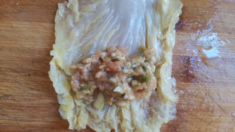 白菜包肉,取一个白菜叶子,把肉馅放在叶子上