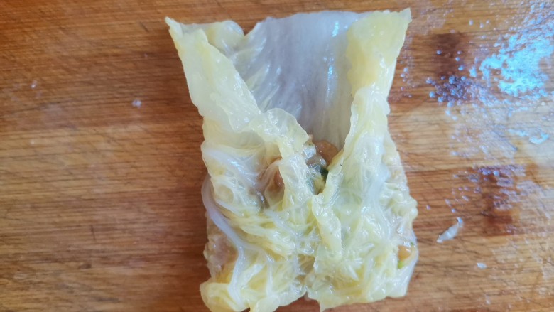 白菜包肉,如图这样卷起来,先卷底部再卷两端