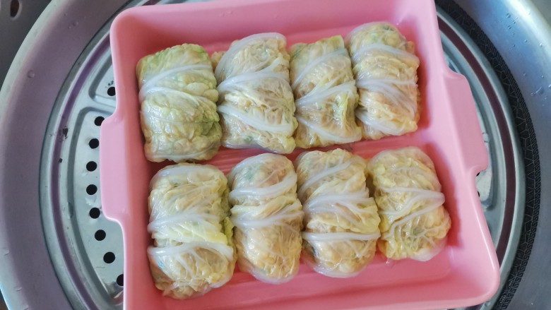 白菜包肉,放入锅中,冷水上锅蒸15分钟