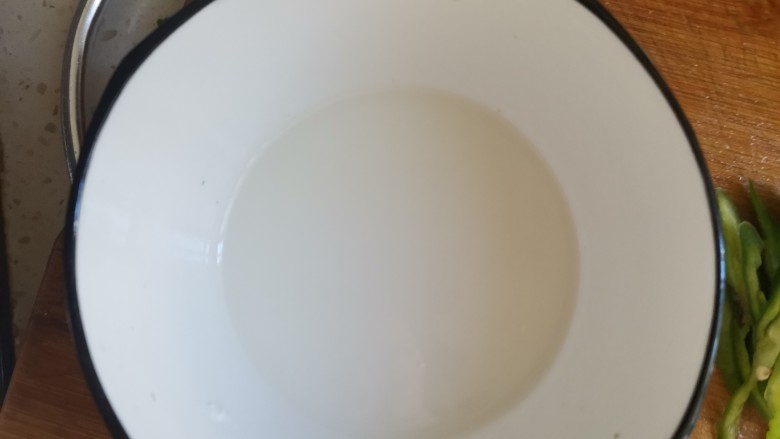 白菜包肉,取一小碗,调一点淀粉水