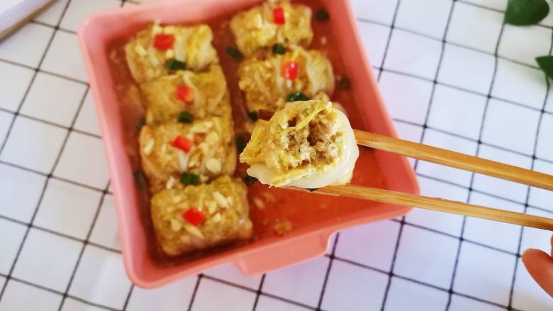 白菜包肉,撒上葱花和红椒点缀,完成!