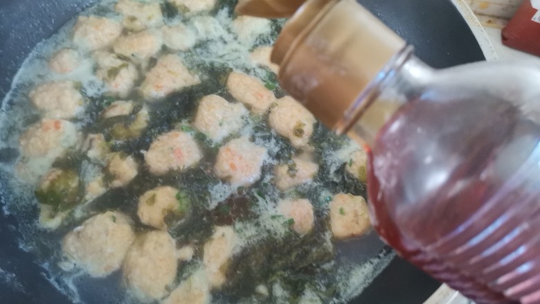 自制虾滑,淋上适量香油,即可出锅