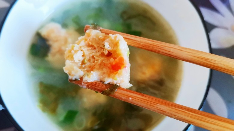 自制虾滑,盛入碗中可以吃了,味道鲜美,虾滑Q弹