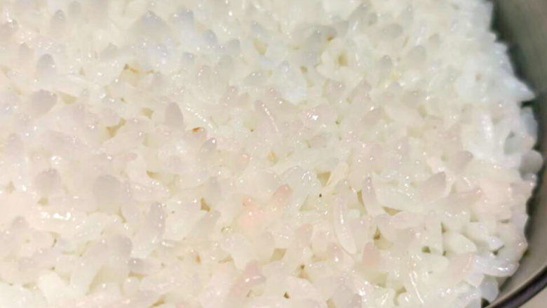 橄榄菜炒饭,<a style='color:red;display:inline-block;' href='/shicai/ 507'>米饭</a>可以是现煮,也可以是隔夜饭