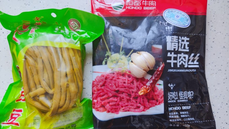 酸豆角炒牛肉,首先我们准备好所有食材（我用的是冰鲜<a style='color:red;display:inline-block;' href='/shicai/ 216'>牛肉</a>丝，你也可以选择用鲜<a style='color:red;display:inline-block;' href='/shicai/ 216'>牛肉</a>）