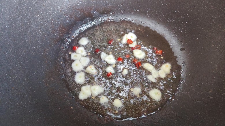 酸豆角炒牛肉,大火炒香