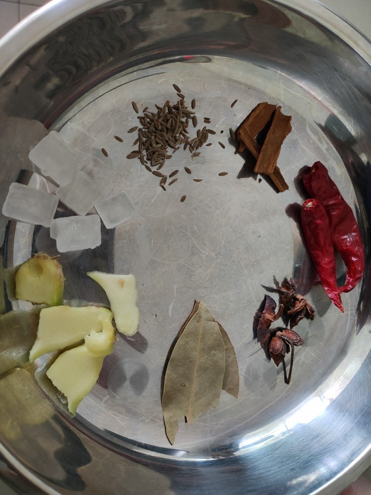 懒人猪蹄,准备好八角，桂皮，香叶，姜片，冰糖，孜然，备用