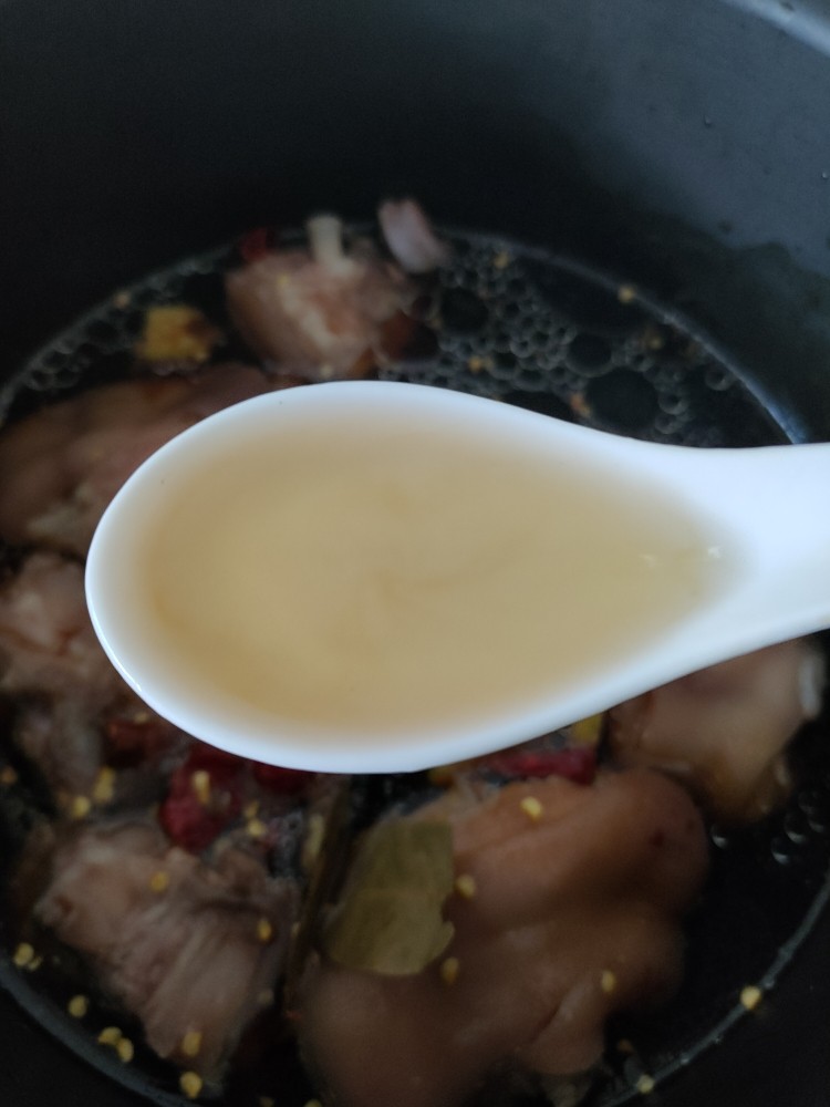 懒人猪蹄,把飞好水的猪蹄放锅里，放3勺料酒