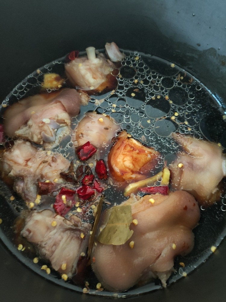 懒人猪蹄,把八角，桂皮，香叶，等全倒锅里煮