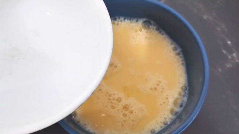 虾皮鸡蛋羹,鸡蛋和水按1:1.5比例倒入温水,边倒边搅拌均匀