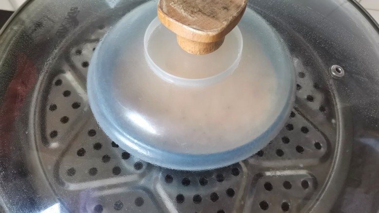 虾皮鸡蛋羹,上锅水开蒸8分钟,焖2分钟