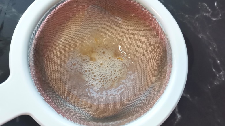 虾皮鸡蛋羹,用网筛滤两遍,这样蒸出来更细腻