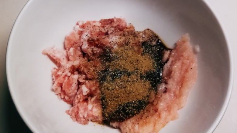 白菜包肉,肉泥放入碗中,放入列表中的调味品。