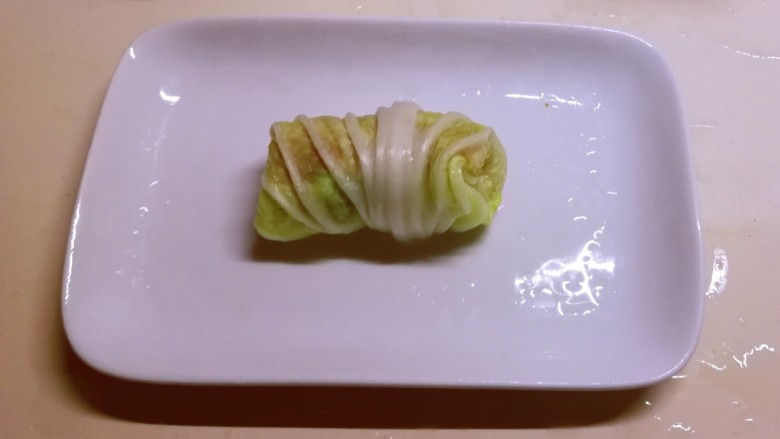 白菜包肉,卷起来,卷成白菜肉卷