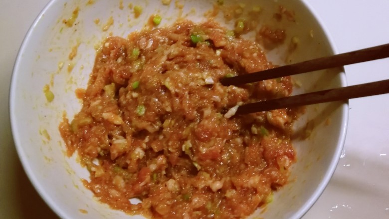 白菜包肉,搅拌上劲,成肉馅。