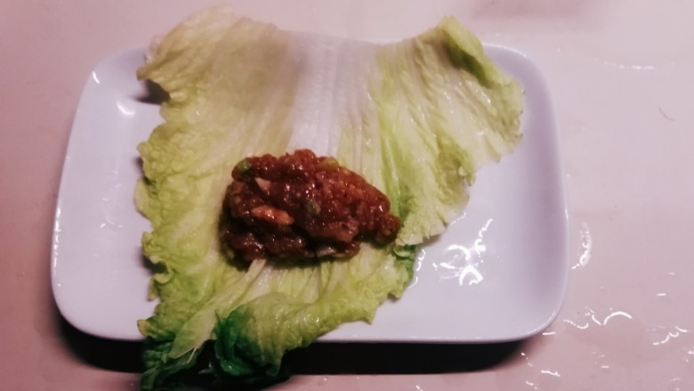 白菜包肉,取一片白菜叶,放入馅料。